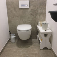 Toilette mit anthrazit färbigen Fliesen